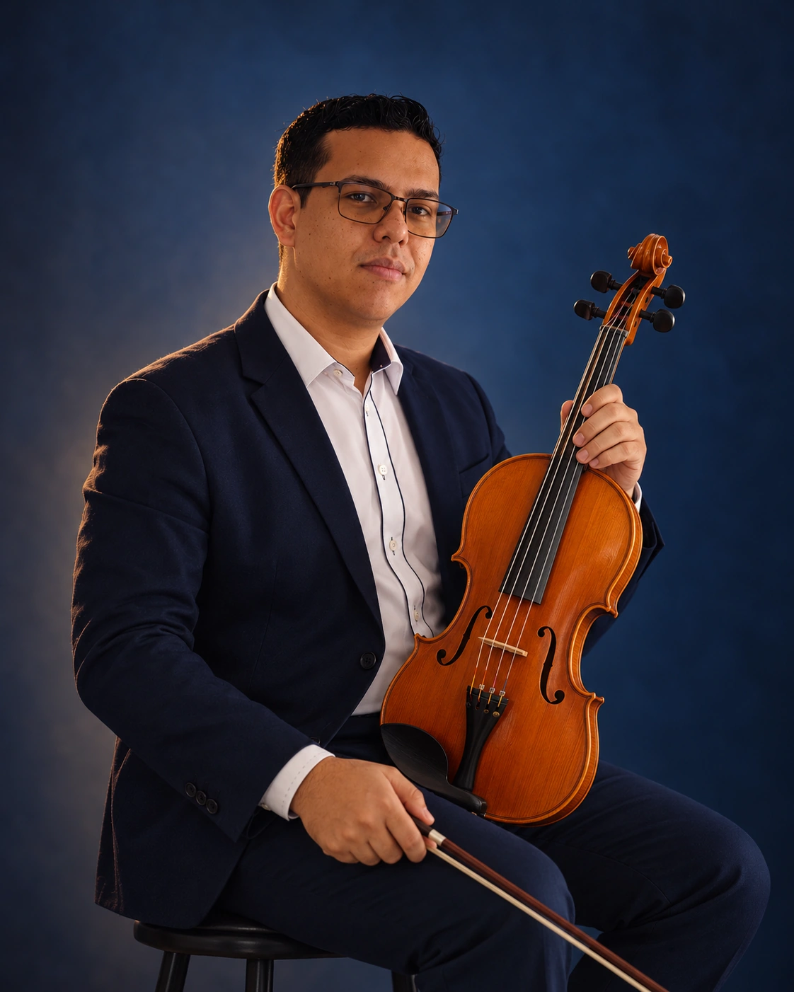 Silas sentado em retrato de estúdio, segurando uma viola de arco